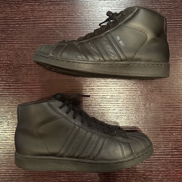 Adiddas men’s all black shell toe sneaker - Picture 2 of 6